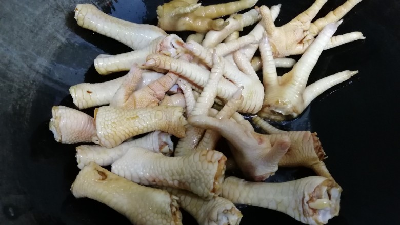 红烧鸡爪,然后一个一个加入腌制过的鸡爪,翻炒