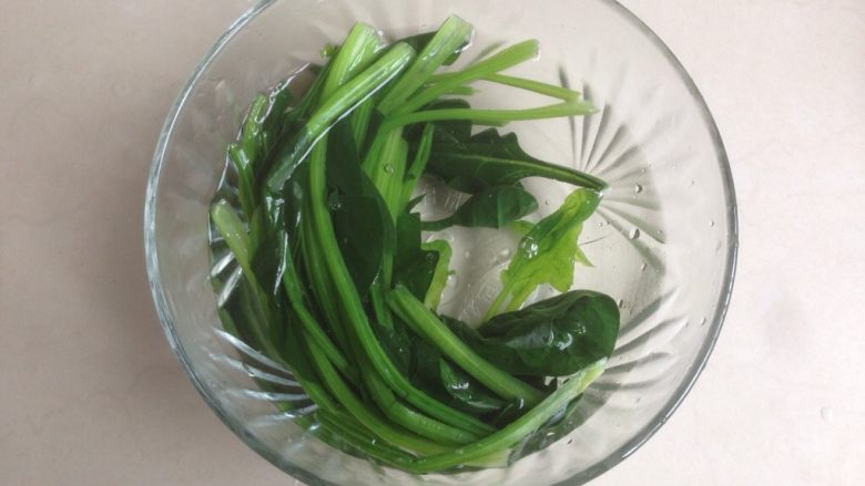 菠菜馒头,用煮开的水煮一下,菠菜老捞起来,立即放入冷水中。