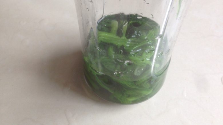 菠菜馒头,将菠菜放入料理杯中,加入100克水