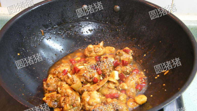 红亮诱人——麻辣鸡翅,焖制约20分钟后,打开锅盖把水份收干即完成。