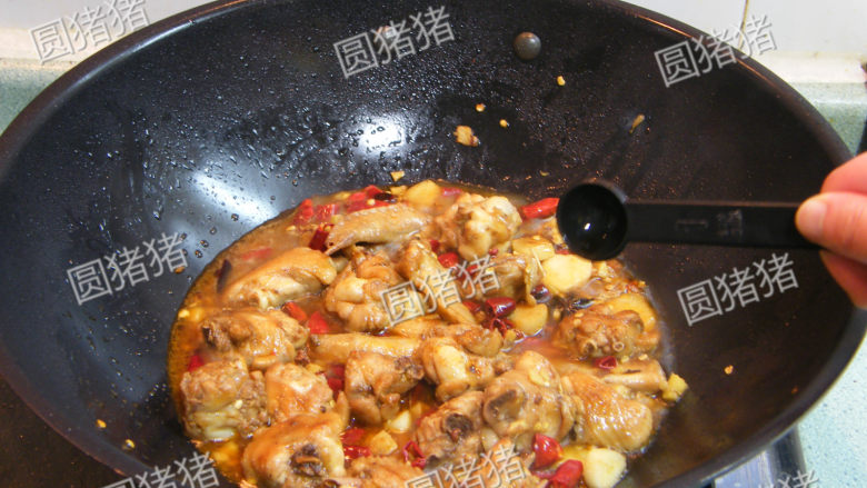 红亮诱人——麻辣鸡翅,投入鸡块，放入<a style='color:red;display:inline-block;' href='/shicai/ 788'><a style='color:red;display:inline-block;' href='/shicai/ 788'>生抽</a></a>，<a style='color:red;display:inline-block;' href='/shicai/ 10588'><a style='color:red;display:inline-block;' href='/shicai/ 10588'>糖</a></a>，<a style='color:red;display:inline-block;' href='/shicai/ 768'>香醋</a>，麻辣火锅料及1/3杯清水，水量至鸡翅的1/3处，大火煮开后转小火，加锅盖焖制。