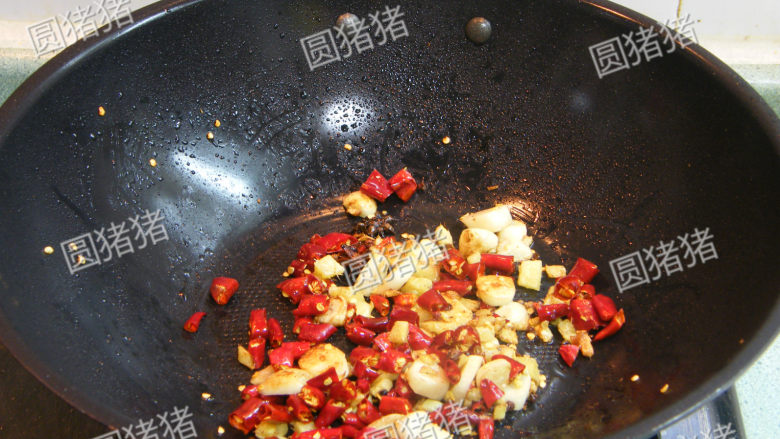 红亮诱人——麻辣鸡翅,再放入切碎的红椒,<a style='color:red;display:inline-block;' href='/shicai/ 700'>花椒</a>炒出香味。
