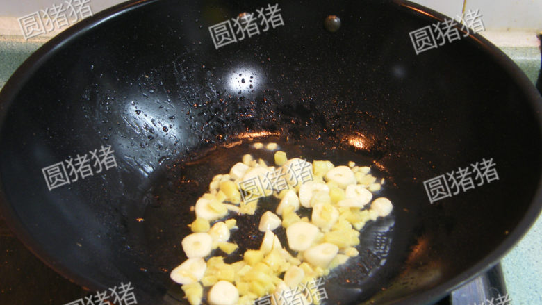 红亮诱人——麻辣鸡翅,锅内放入姜片,蒜片爆炒出香味。