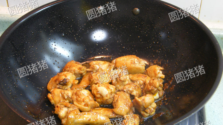红亮诱人——麻辣鸡翅,不停的翻炒至鸡块表面金黄,并沥出油脂,盛出备用。