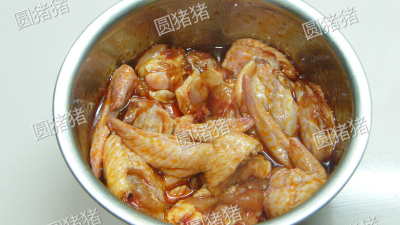 红亮诱人——麻辣鸡翅,鸡翅斩小块,用腌料拌匀放置腌制15分钟。