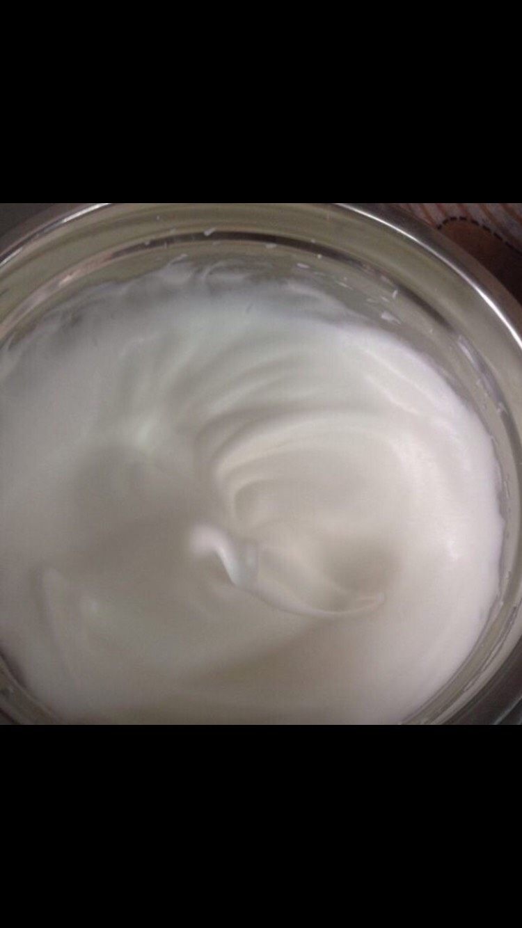 芝麻乳酪卷,60g细砂糖分3次加入,蛋白打发至有光泽,有尖角就可以了