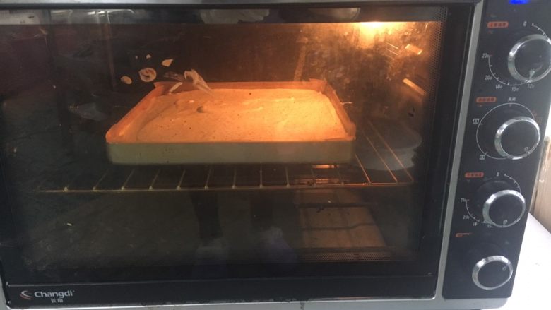 芝麻乳酪卷,放入烤箱,上下火调至180度,20分钟