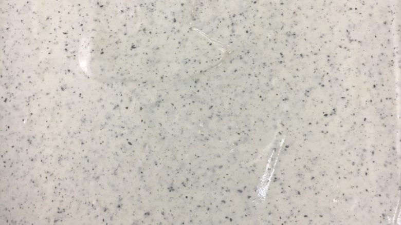 芝麻乳酪卷,拌均匀后倒入烤盘中,轻拍两下