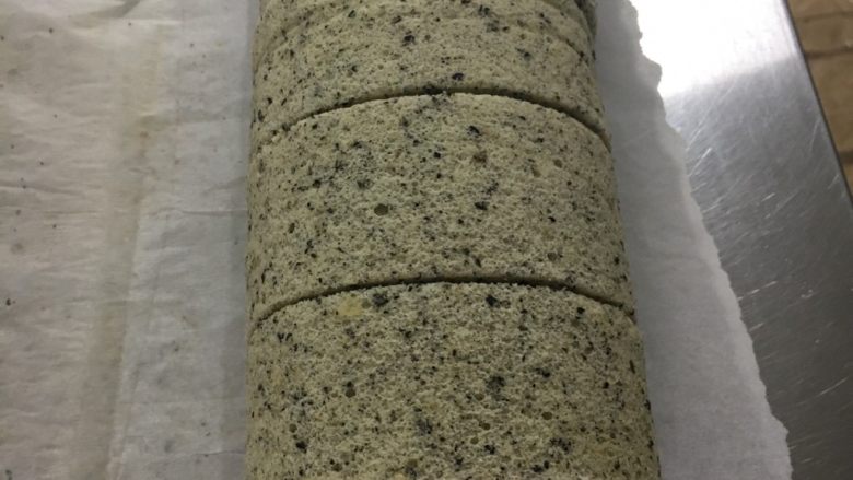 芝麻乳酪卷,放冰箱雪2小时定型,拿出来切件