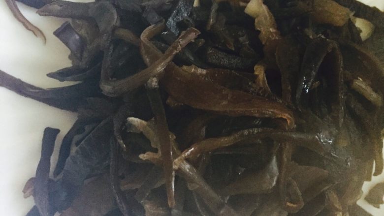凉拌莴笋木耳丝,将木耳切成细丝后,将锅中烧开水,将木耳入锅汆熟