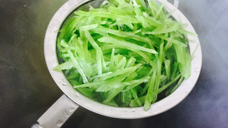 凉拌莴笋木耳丝,将莴笋丝也氽下水,汆一下就可以了