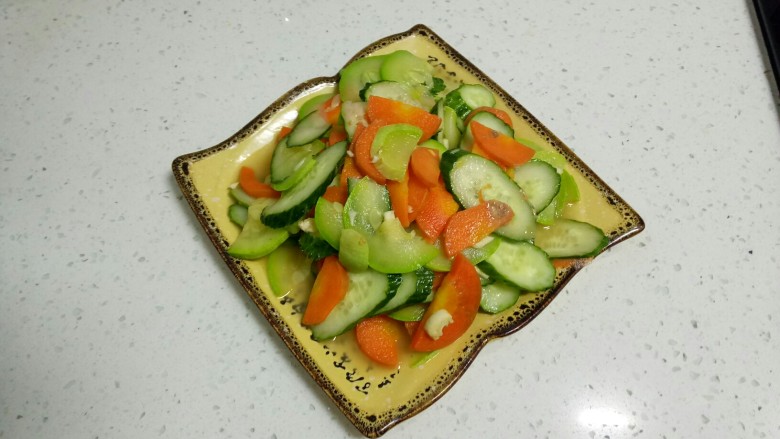 凉拌胡萝卜、西葫芦、黄瓜片
