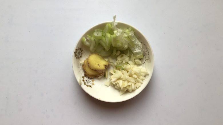 台式卤肉饭,葱姜蒜切好,葱切成葱花,姜切片,蒜切末