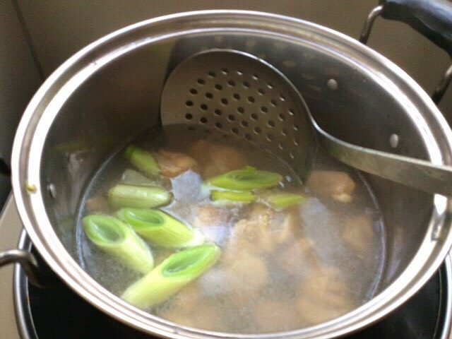 菌类料理+隔水炖蟹味菇鸡肉汤,鸡肉凉水下锅,放葱姜,<a style='color:red;display:inline-block;' href='/shicai/ 718'>料酒</a>,焯水,时间稍微长一点,把血水煮干净