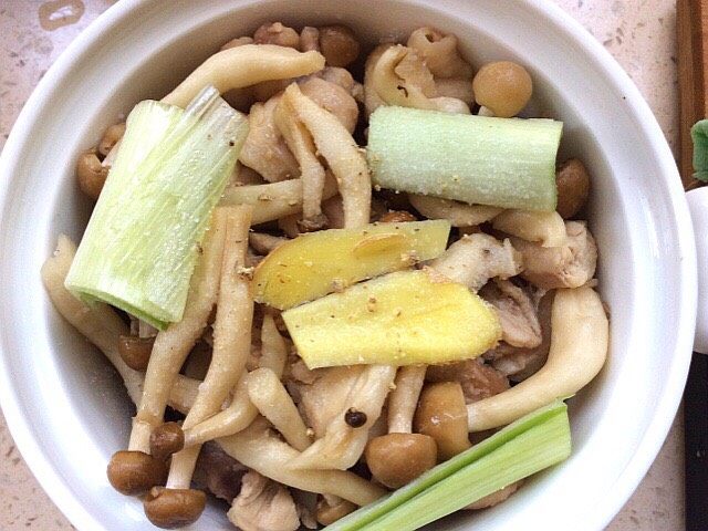 菌类料理+隔水炖蟹味菇鸡肉汤,上面放一层蟹味菇,放葱姜片,少许盐,<a style='color:red;display:inline-block;' href='/shicai/ 720'>胡椒粉</a>,加少量的开水