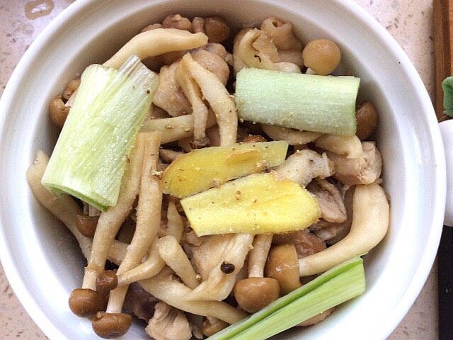 菌类料理+隔水炖蟹味菇鸡肉汤,上面放一层蟹味菇，放葱姜片，少许盐，<a style='color:red;display:inline-block;' href='/shicai/ 720'>胡椒粉</a>，加少量的开水