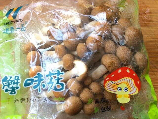 菌类料理+隔水炖蟹味菇鸡肉汤,取<a style='color:red;display:inline-block;' href='/shicai/ 250'>蟹味菇</a>一包(150克)