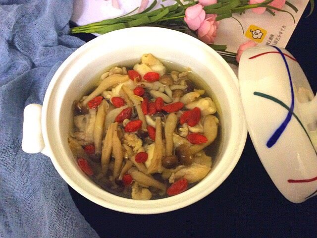 菌类料理+隔水炖蟹味菇鸡肉汤,出锅了,鲜香美味的炖蟹味菇鸡肉汤就好了