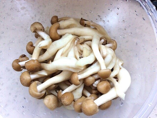 菌类料理+隔水炖蟹味菇鸡肉汤,蟹味菇去根洗净,(净重120克)