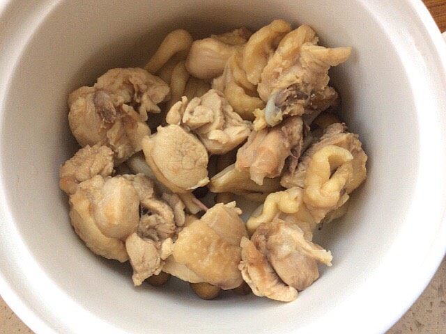菌类料理+隔水炖蟹味菇鸡肉汤,在放一层鸡肉,在放一层蟹味菇,在放一层鸡肉