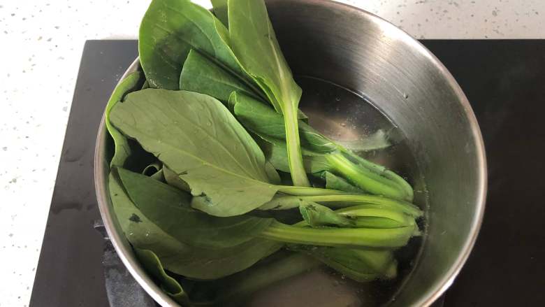 台式卤肉饭,奶锅中加入适量清水，加入几滴食用油，少许食盐，烧开后放入<a style='color:red;display:inline-block;' href='/shicai/ 115'>油菜</a>烫熟