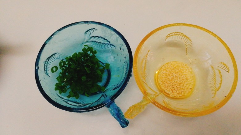 菌类料理+酱汁杏鲍菇,准备好葱花,<a style='color:red;display:inline-block;' href='/shicai/ 678'>白芝麻</a>备用