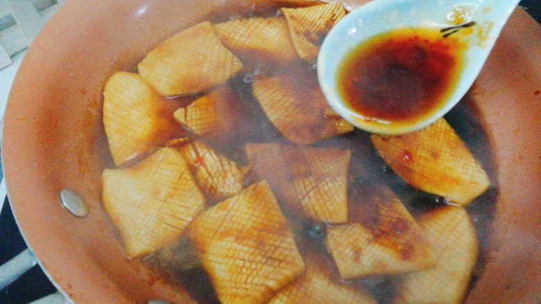 菌类料理+酱汁杏鲍菇,待杏鲍菇煎出少许水份后,加入适量腌制的料汁。