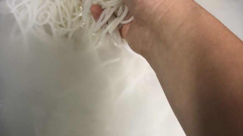 恩平濑粉,过冷水捞起一坨一坨捞起来