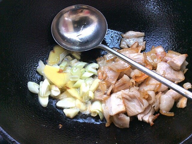 酱炒包菜回锅肉,煸出油后,下葱姜蒜片翻炒均匀