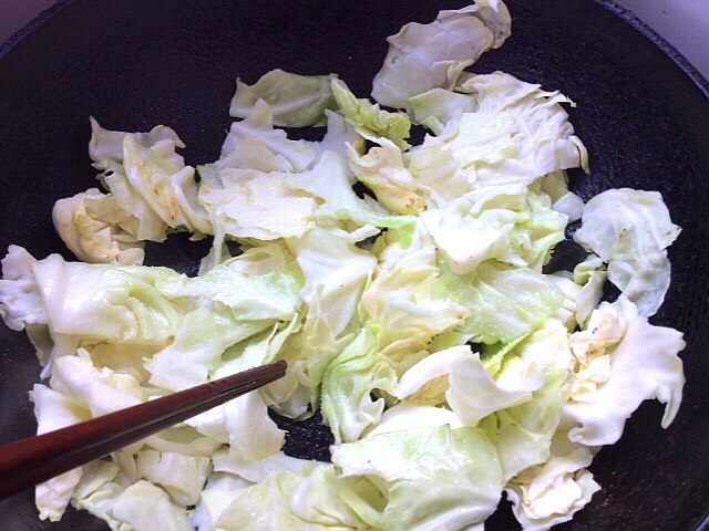 酱炒包菜回锅肉,放入包菜用筷子搅拌,