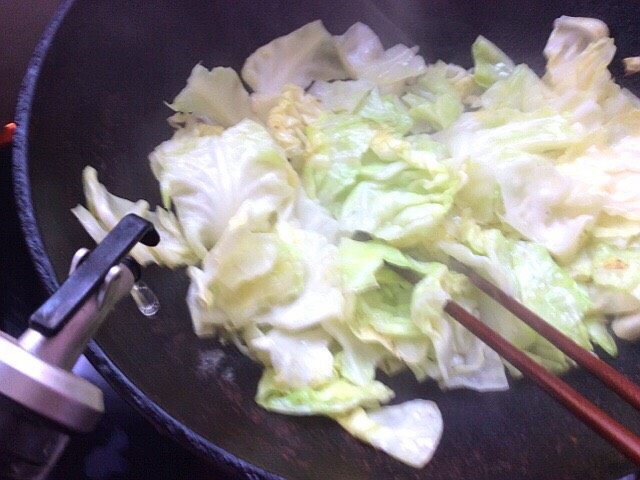 酱炒包菜回锅肉,放入少许盐,顺锅边淋入少许的醋,翻炒均匀出锅备用