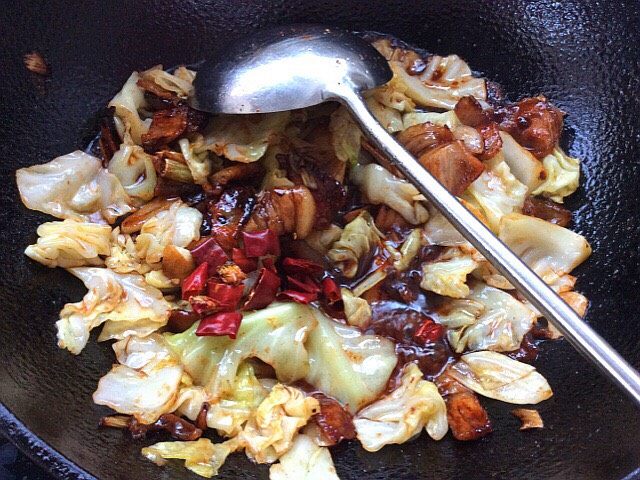 酱炒包菜回锅肉,改大火,放入包菜,炒均匀,放干辣椒,勾芡翻炒均匀出锅。