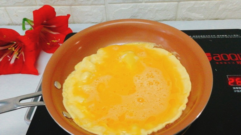 应季菜+三鲜盒子,倒入鸡蛋大火十几秒钟,鸡蛋半凝固即可关火,利用余温让鸡蛋彻底熟。