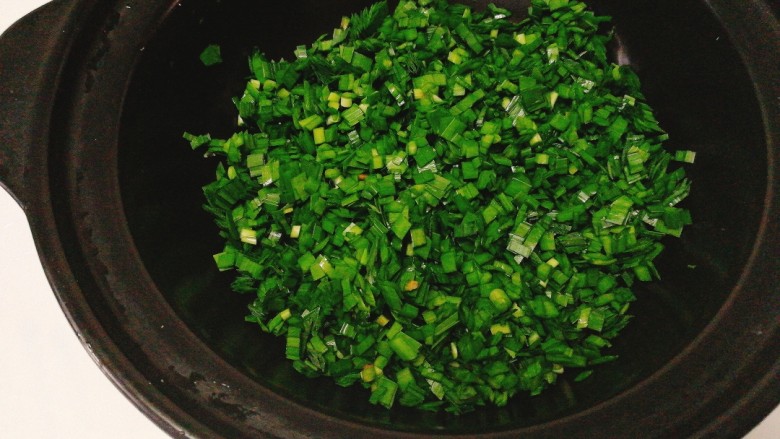 应季菜+三鲜盒子,韭菜切碎,