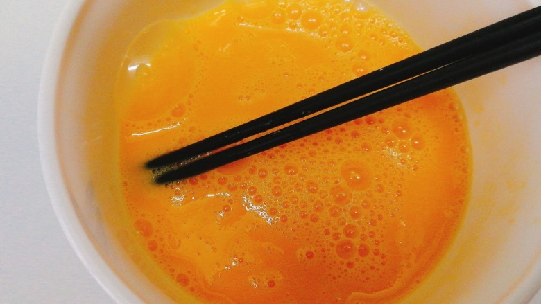 应季菜+三鲜盒子,这时可以炒鸡蛋,取2个鸡蛋打匀