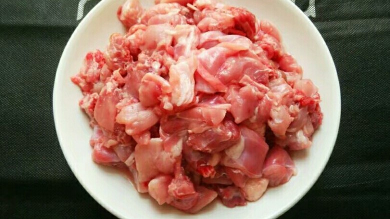 辣子兔丁,<a style='color:red;display:inline-block;' href='/shicai/ 283'>兔肉</a>半只,买的时候就让卖家剁成兔丁了,洗净备用。