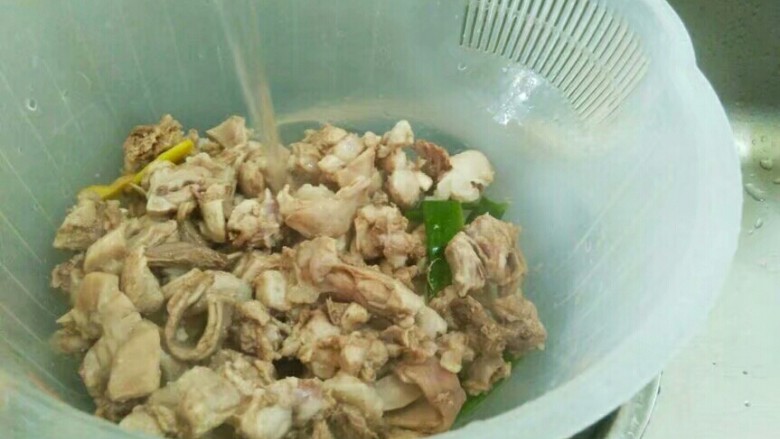 辣子兔丁,捞出兔丁,用热水冲干净多余的血沫。