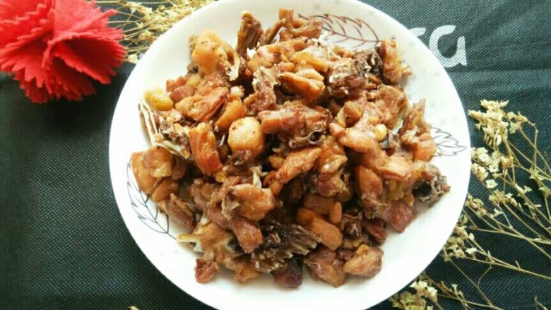 辣子兔丁,锅里留底油,舀出装盘备用。