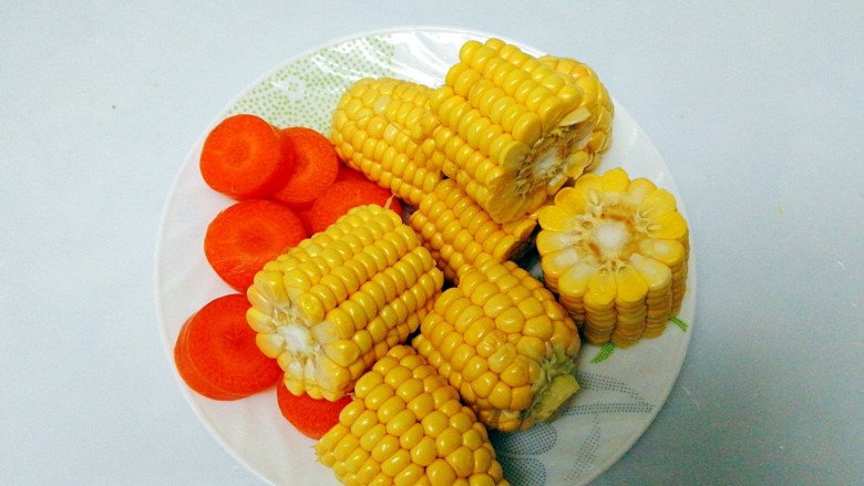 菌类料理+香菇玉米胡萝卜筒骨汤,玉米,<a style='color:red;display:inline-block;' href='/shicai/ 25'>胡萝卜</a>洗净切好备用