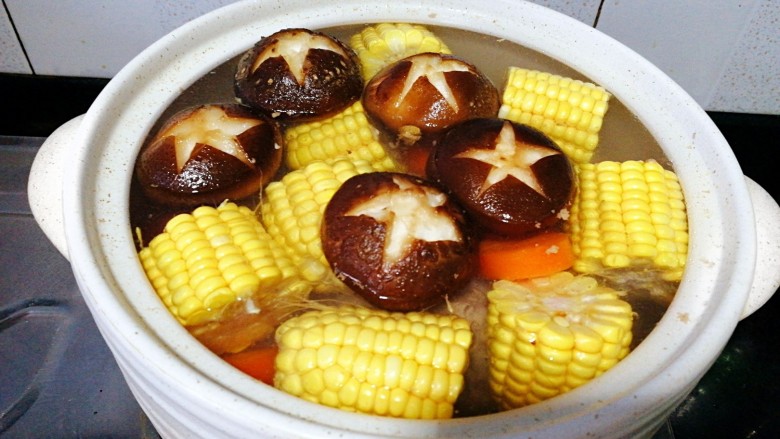 菌类料理+香菇玉米胡萝卜筒骨汤,将全部食材放入砂锅里,加水,盐,姜片