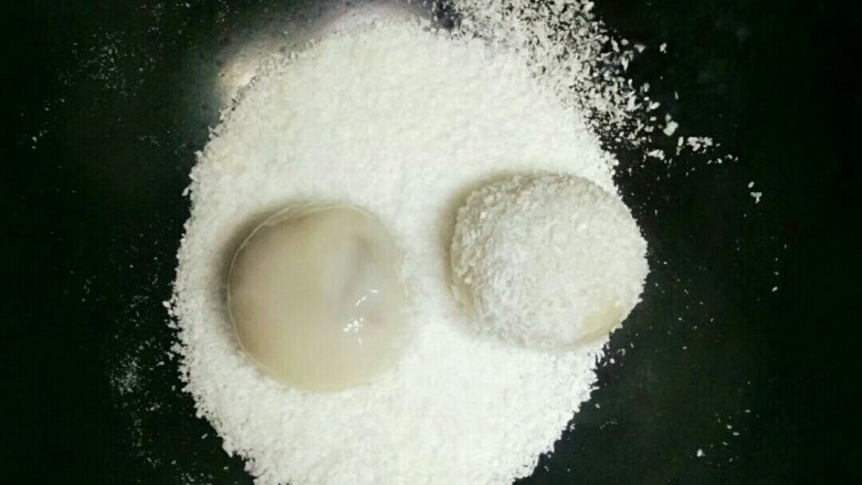 烤椰蓉汤圆,滚上<a style='color:red;display:inline-block;' href='/shicai/ 630'>椰蓉</a>