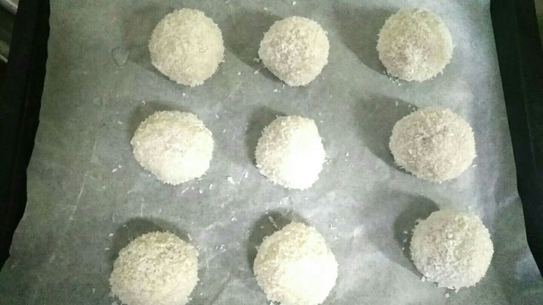 烤椰蓉汤圆,烤盘放油纸，把汤圆摆放好