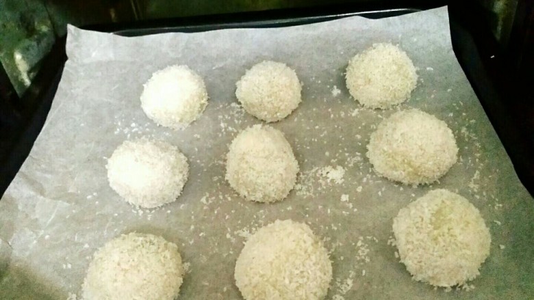 烤椰蓉汤圆,烤箱预热，上下火150℃8分钟