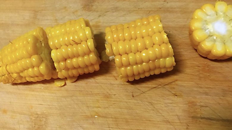营养早餐天天不重样1201,玉米🌽出锅,切小。