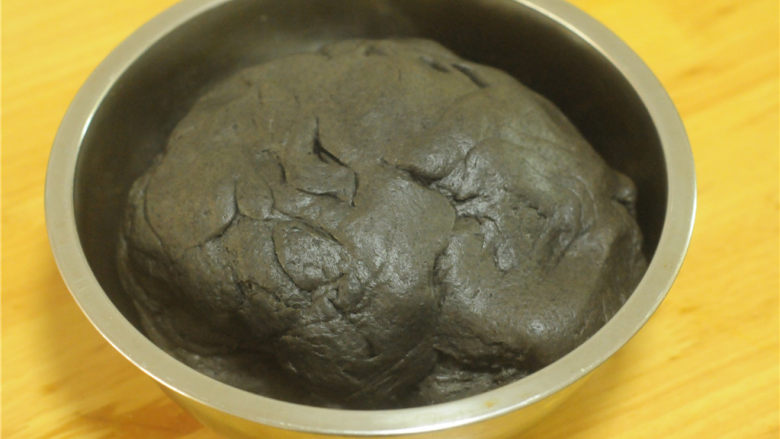 黑芝麻馒头,所有的食材放入厨师机,和成团
