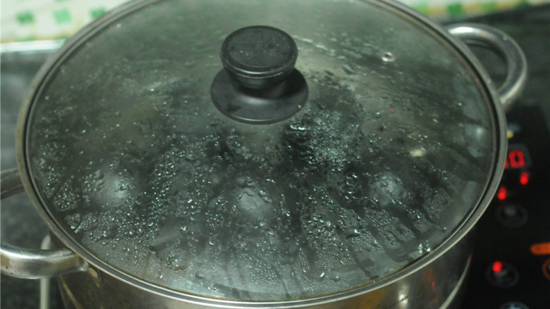 黑芝麻馒头,此时面团表面光滑,重量变轻,将二发好的面团放入蒸锅,大火蒸15分钟左右即可