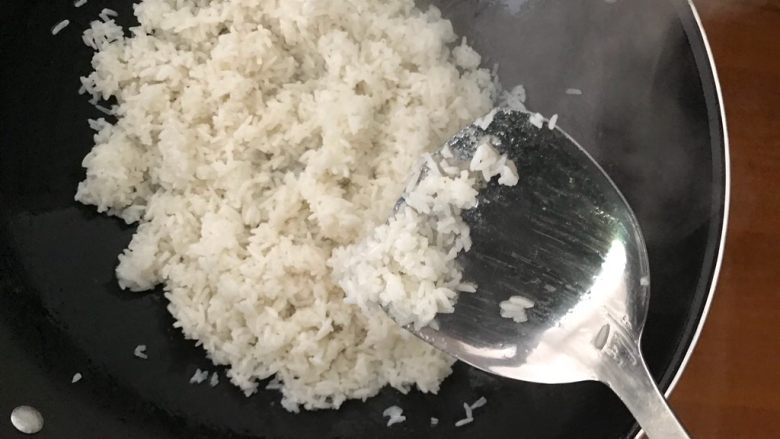 史上最简单的蛋炒饭,翻炒片刻,尽量打散米饭