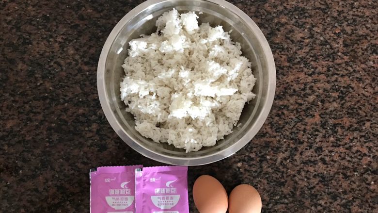 史上最简单的蛋炒饭,首先我们准备好所有食材
调味料包的话任何方便面的调味料包都可以,你喜欢什么口味的就用什么口味的