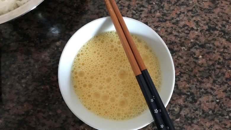 史上最简单的蛋炒饭,<a style='color:red;display:inline-block;' href='/shicai/ 9'>鸡蛋</a>磕入碗内,打散,备用
