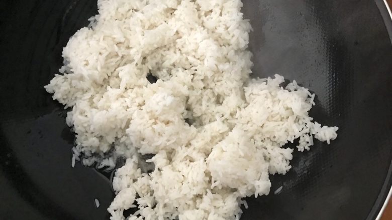 史上最简单的蛋炒饭,待锅内油七分热时,下米饭